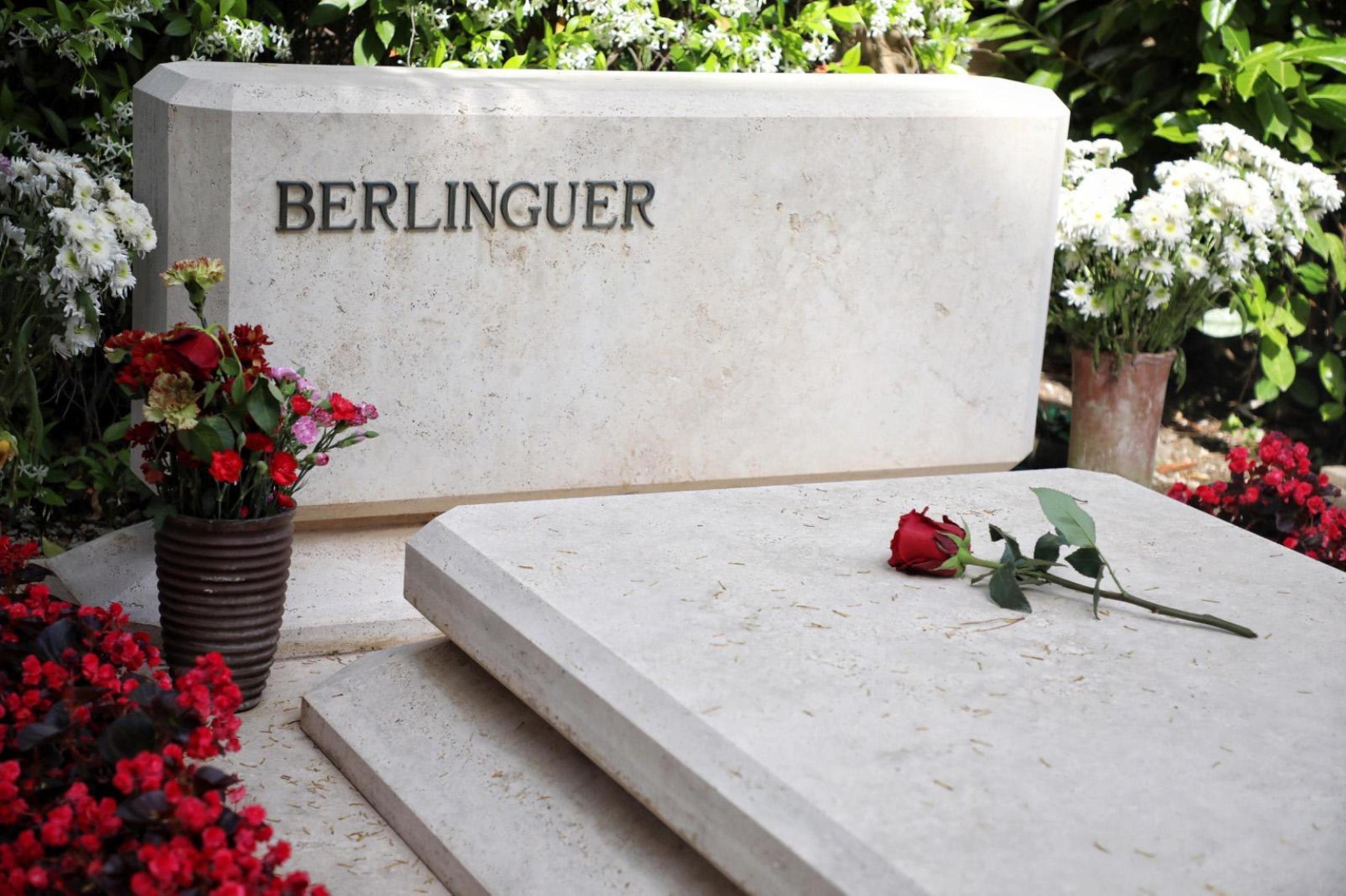 Vandalizzata la tomba di Berlinguer. Solidarietà bipartisan: “Gesto vile e ignobile”