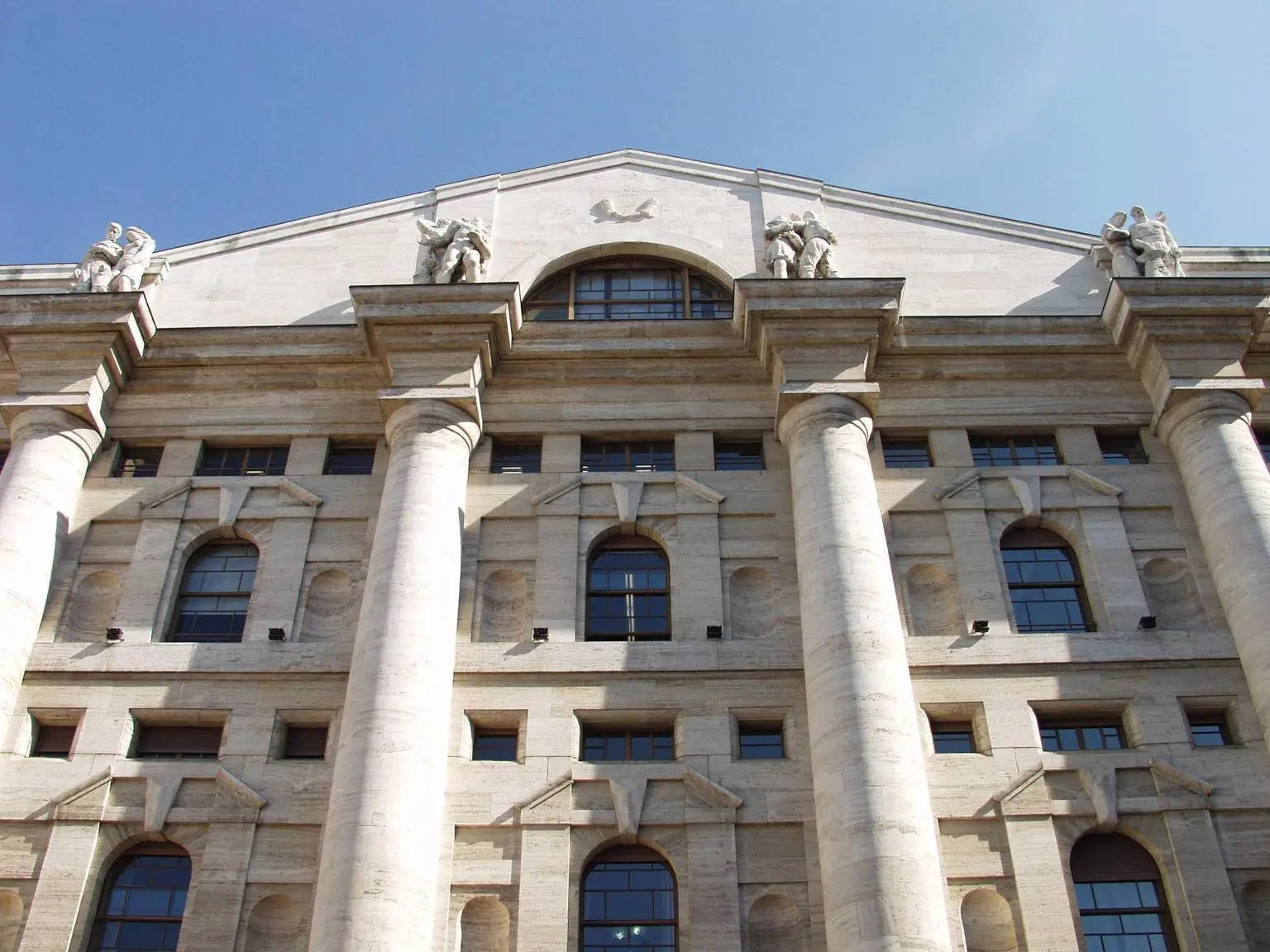 Piazza Affari chiude in rialzo: Leonardo traina il Ftse Mib ai massimi dal 2007