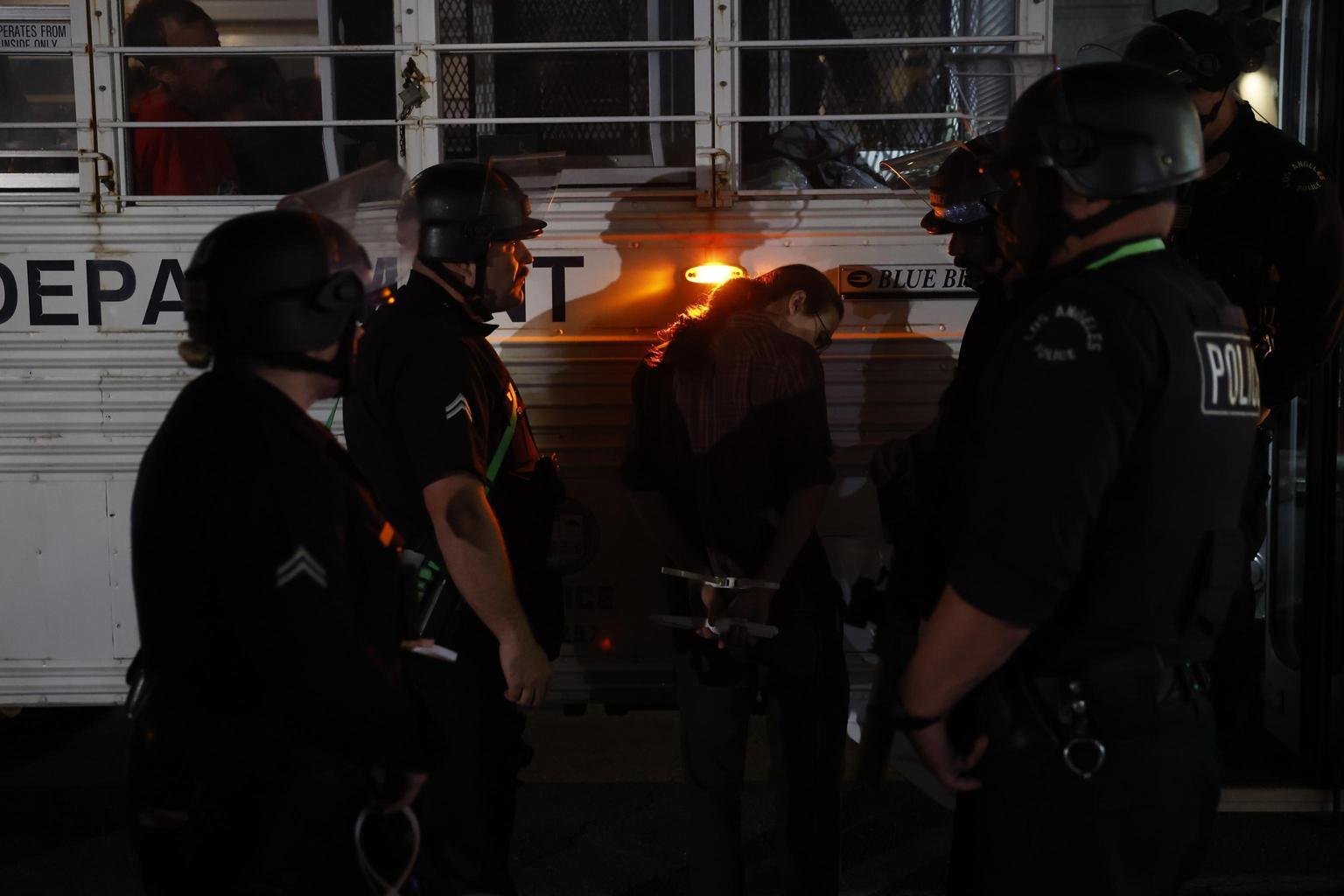 Polizia di Los Angeles allontana troupe Cnn dalle proteste in città Polizia di Los Angeles allontana troupe Cnn dalle proteste in città