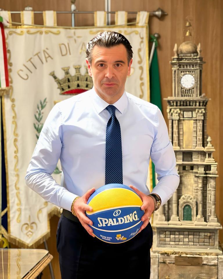 Chi è Gianluca Festa, l’ex sindaco con la passione per la squadra di basket di Avellino. Nell’inchiesta un “gioco” di appalti e sponsorizzazioni