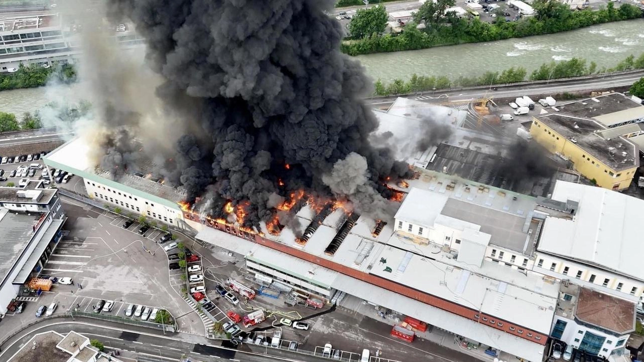 Incendio devastante nella sede di Alpitronic a Bolzano: capannone in fiamme, evacuata scuola, intervento dei vigili del fuoco per salvare la produzione di colonne di ricarica per auto elettriche.