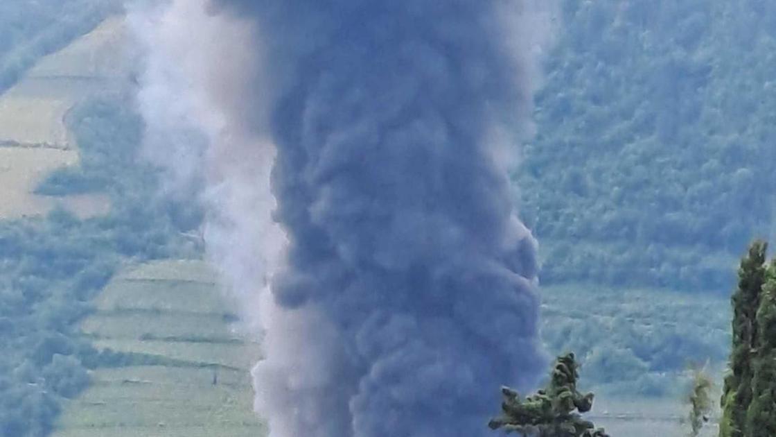 Grande incendio a Bolzano in zona artigianale Piani