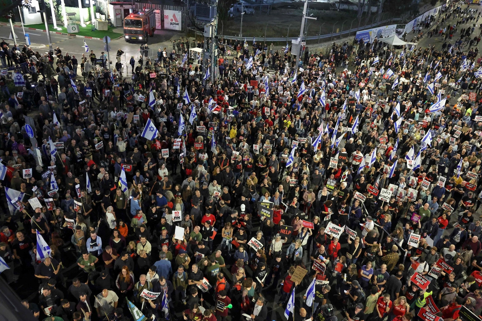 Centomila israeliani in piazza a Tel Aviv contro Netanyahu