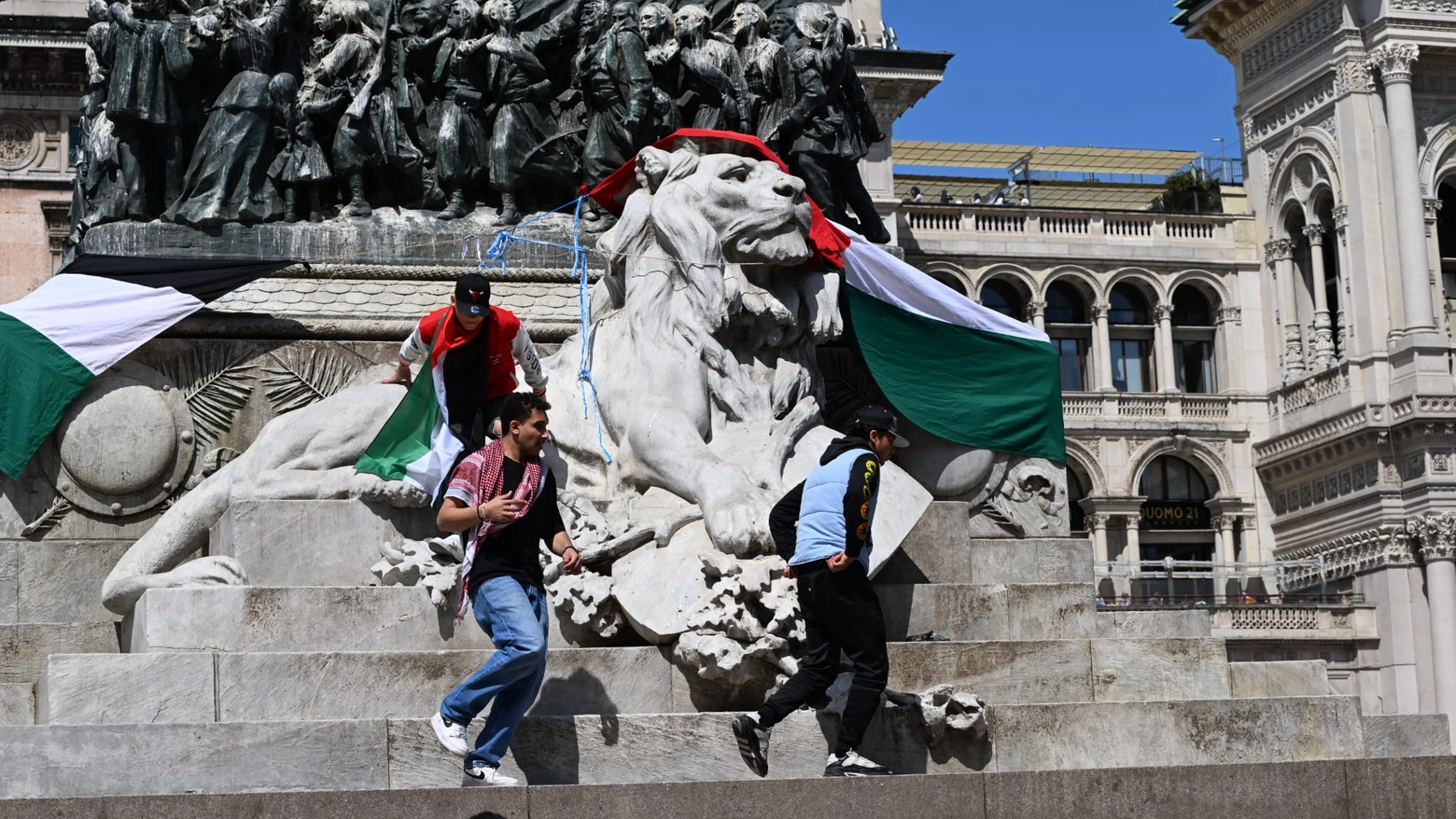 Bandiera palestinese sulla statua in piazza Duomo