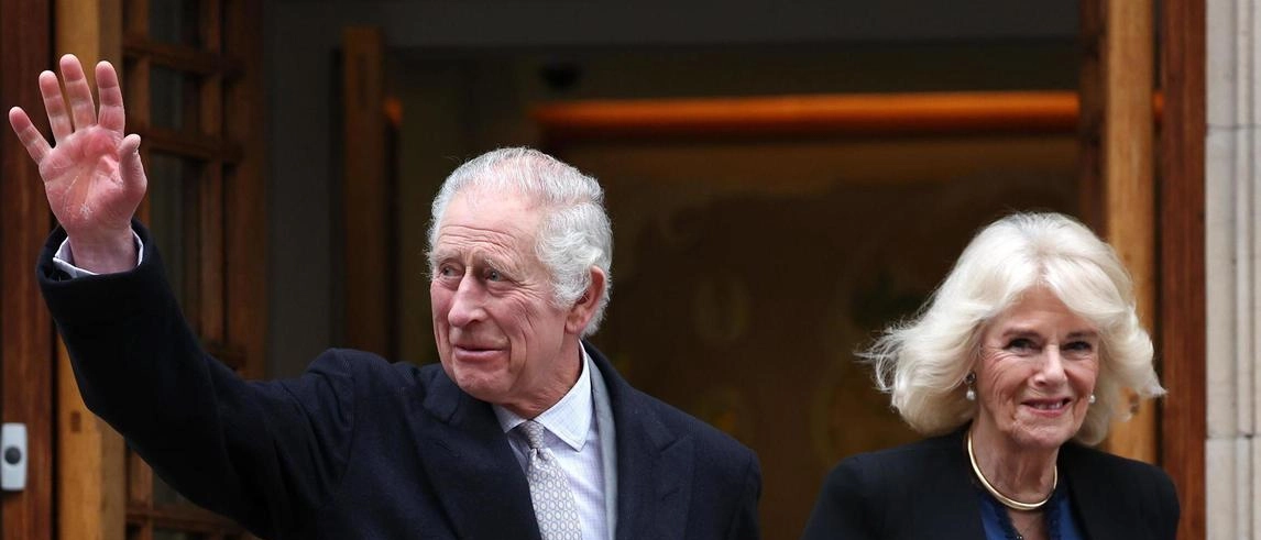 La regina Camilla si impegna a non acquistare più pellicce, seguendo l'esempio ambientalista di Carlo III. La decisione è stata elogiata da Peta ma ha suscitato critiche dalla International Fur Federation.