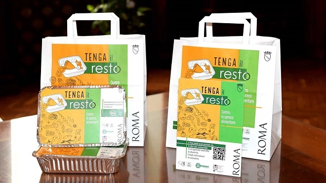 Il kit per la campagna 'Tenga il resto': vaschette di alluminio e sacchetti per portare a casa il cibo avanzato