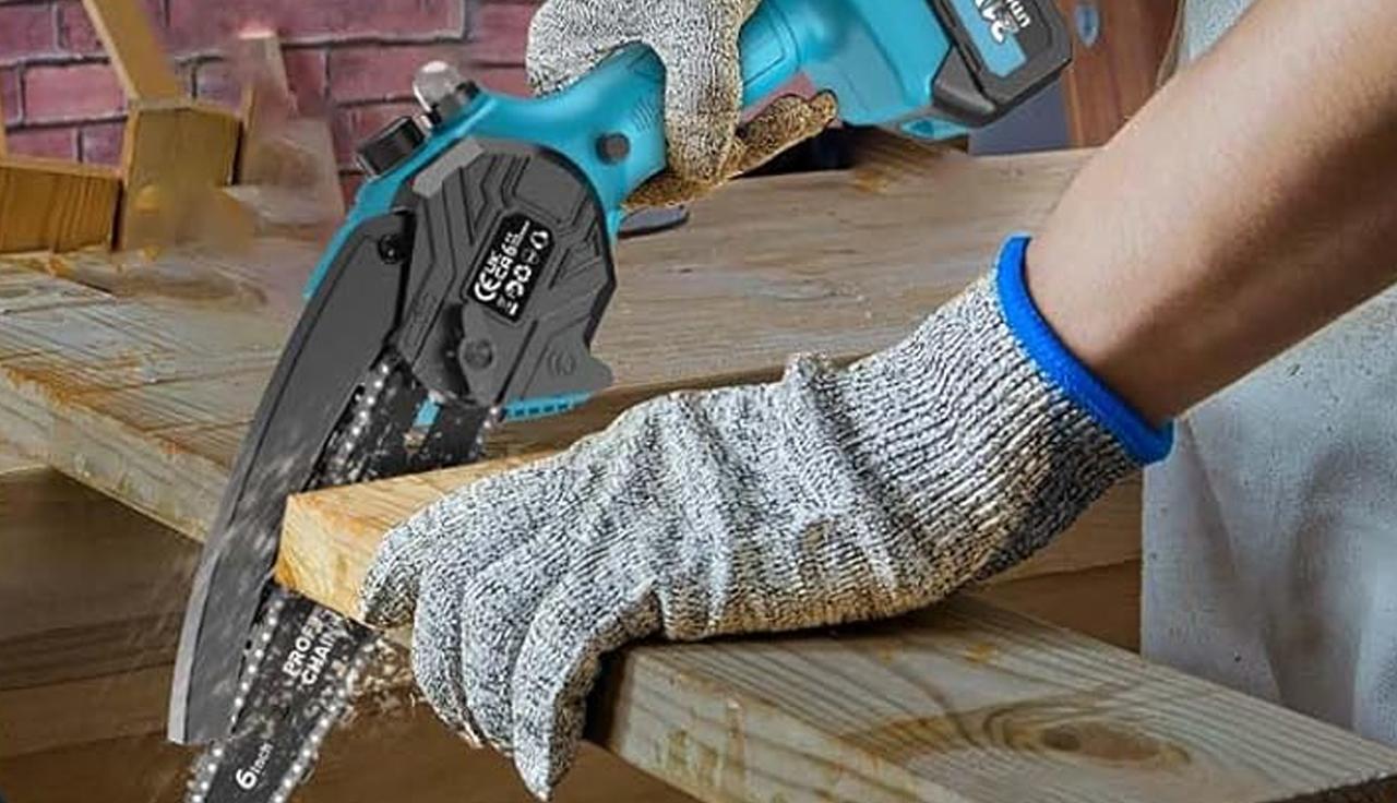 la mini motosega con due batterie xxl che rivoluziona il giardino in offerta per poche ore da Quotidiano.net la mini motosega con due batterie xxl che rivoluziona il giardino in offerta per poche ore