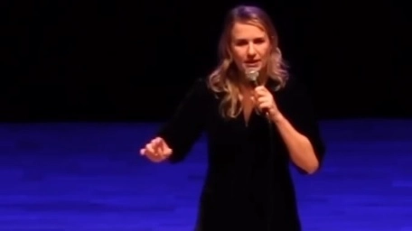 La stand-up comedian sta portando in giro il suo show ‘Drama Queen’ e conduce il podcast ‘Humor Nero’