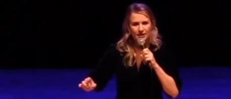 La stand-up comedian sta portando in giro il suo show ‘Drama Queen’ e conduce il podcast ‘Humor Nero’