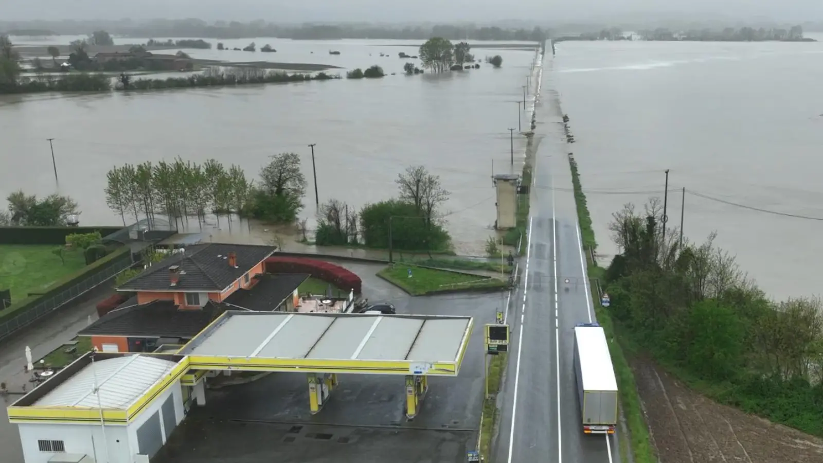 Anziano muore annegato nella casa allagata. Crolla ponte nel biellese. Il Po fa paura. Il maltempo in diretta