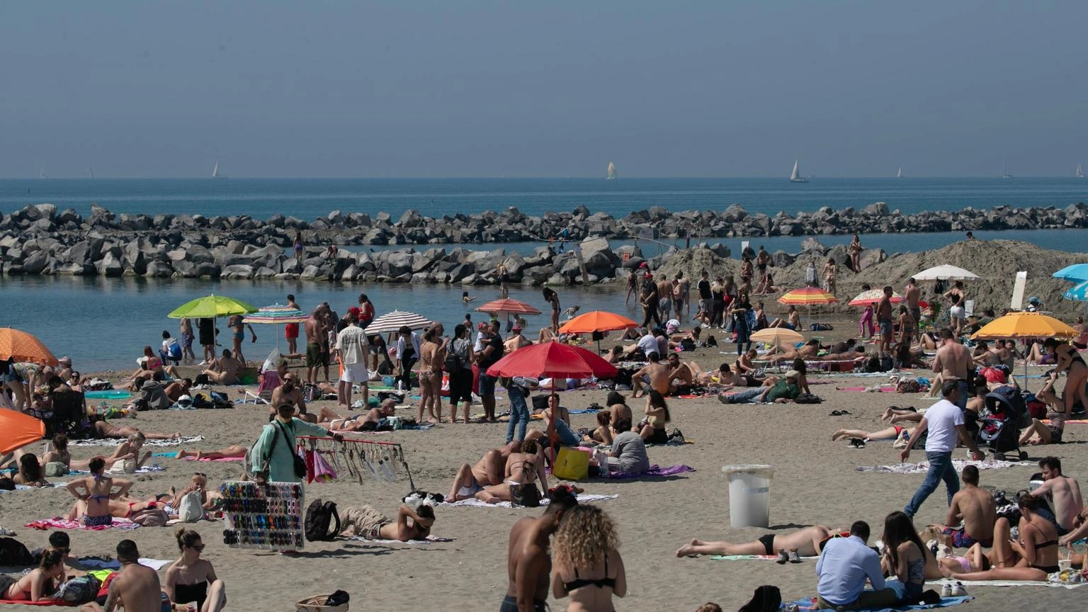 Anticipo d’estate: assalto alle spiagge. Ma l’Italia sta per uscire dalla bolla di calore