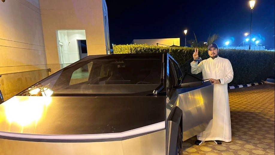 Il patron di X ha condiviso sul social una foto che immortala il Turki bin Salman con l'auto del suo marchio. Le caratteristiche e l'incidente 'imbarazzante' del 2019