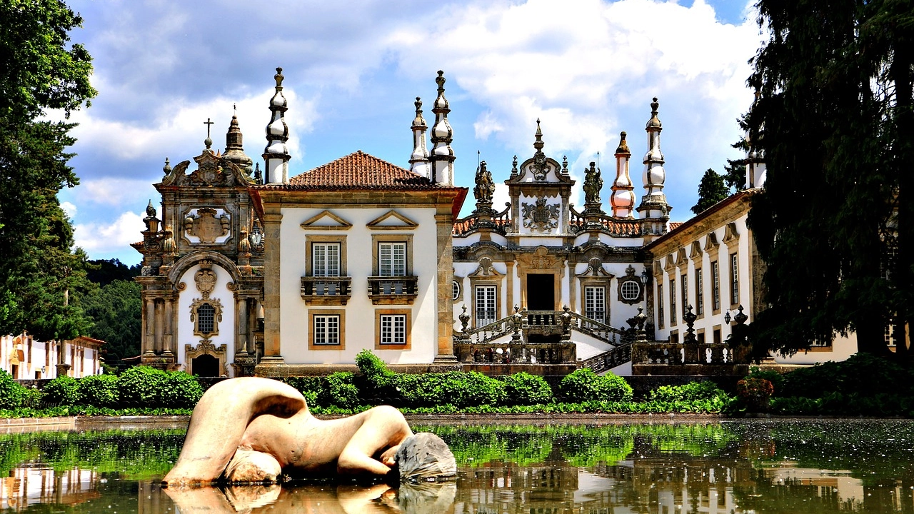 L'edificio, nella cittadina di Vila Real, porta la firma dell'architetto Nicolau Nasoni e può contare su interni raffinati, splendidi giardini e una rinomata azienda vinicola
