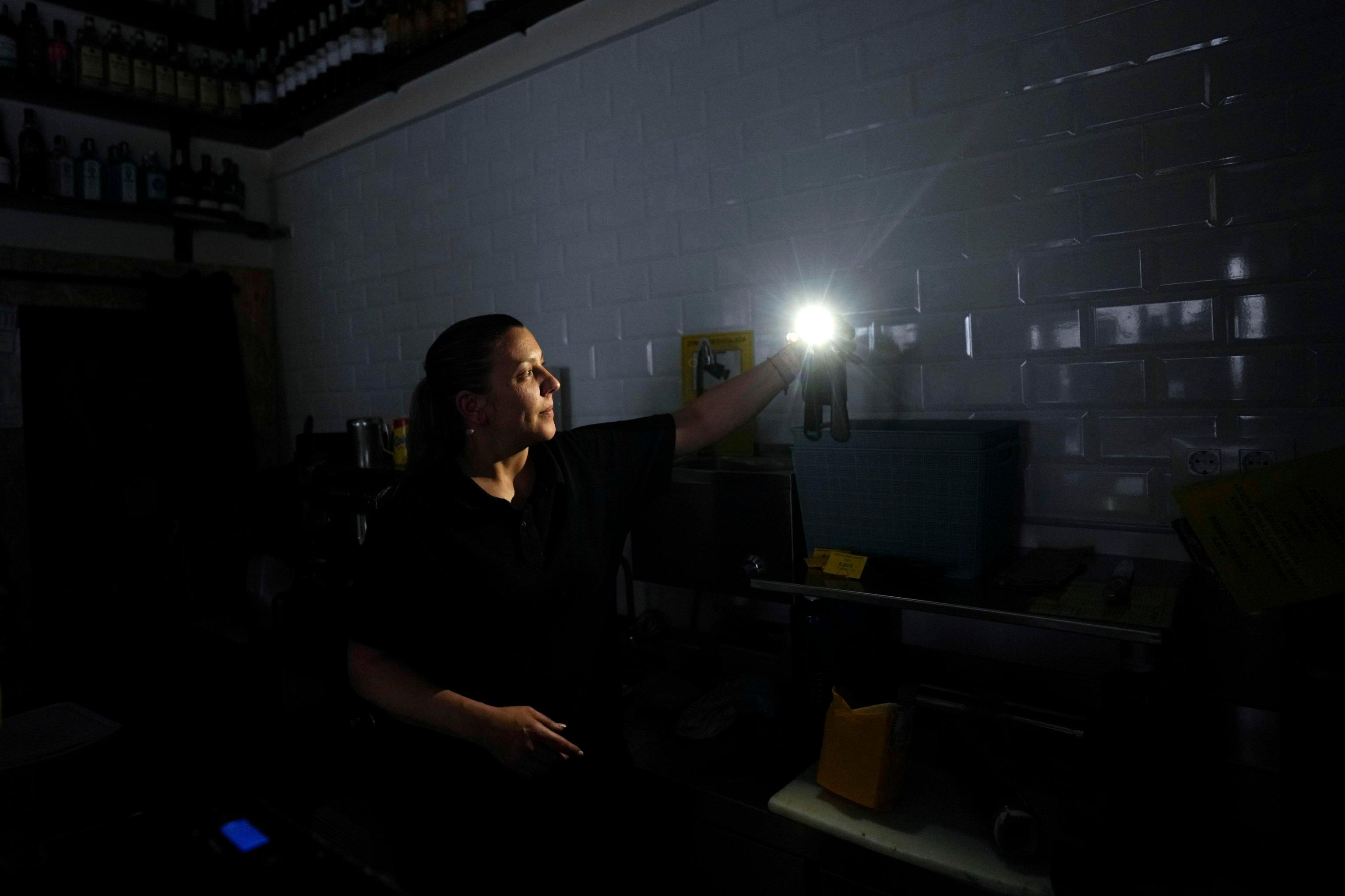 Blackout in Spagna e Portogallo oggi, ripristinato il 99% della rete elettrica. Ancora forti disagi: trasporti in tilt Blackout in Spagna e Portogallo oggi, ripristinato il 99% della rete elettrica. Ancora forti disagi: trasporti in tilt
