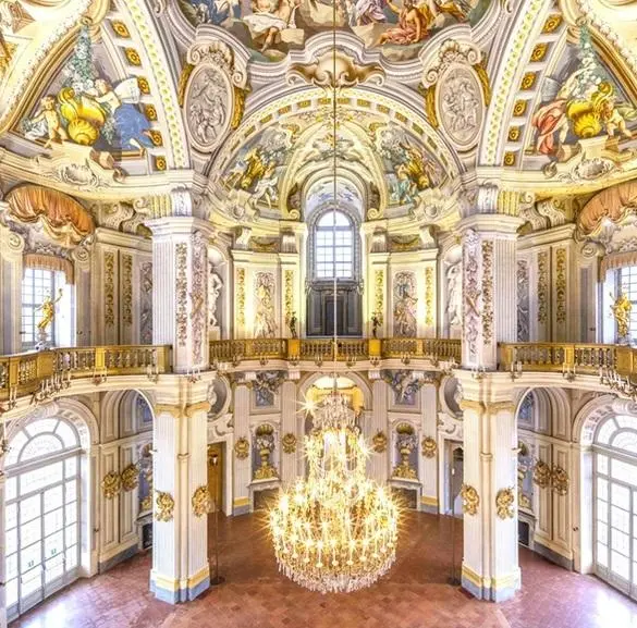 La città stupisce per il fascino e per i tanti tesori che custodisce. Il celebre cappello Borsalino l’ha fatta conoscere in tutto il mondo