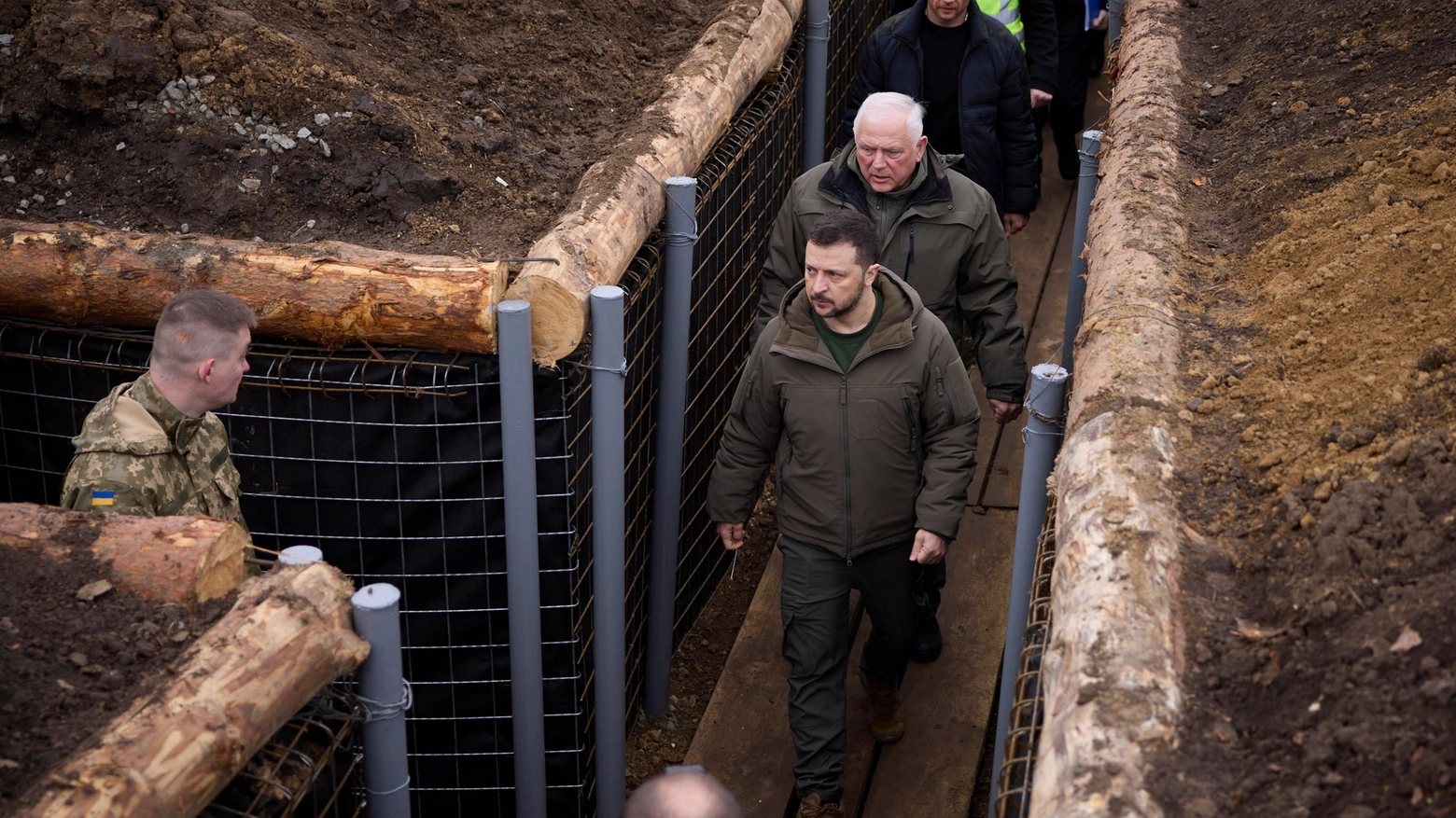 Il presidente ucraino Zelensky visita le linee di difesa (Ansa)