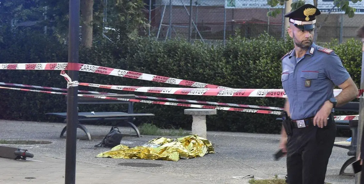 Accoltellata e uccisa in strada. Il killer ha atteso la sua morte seduto
