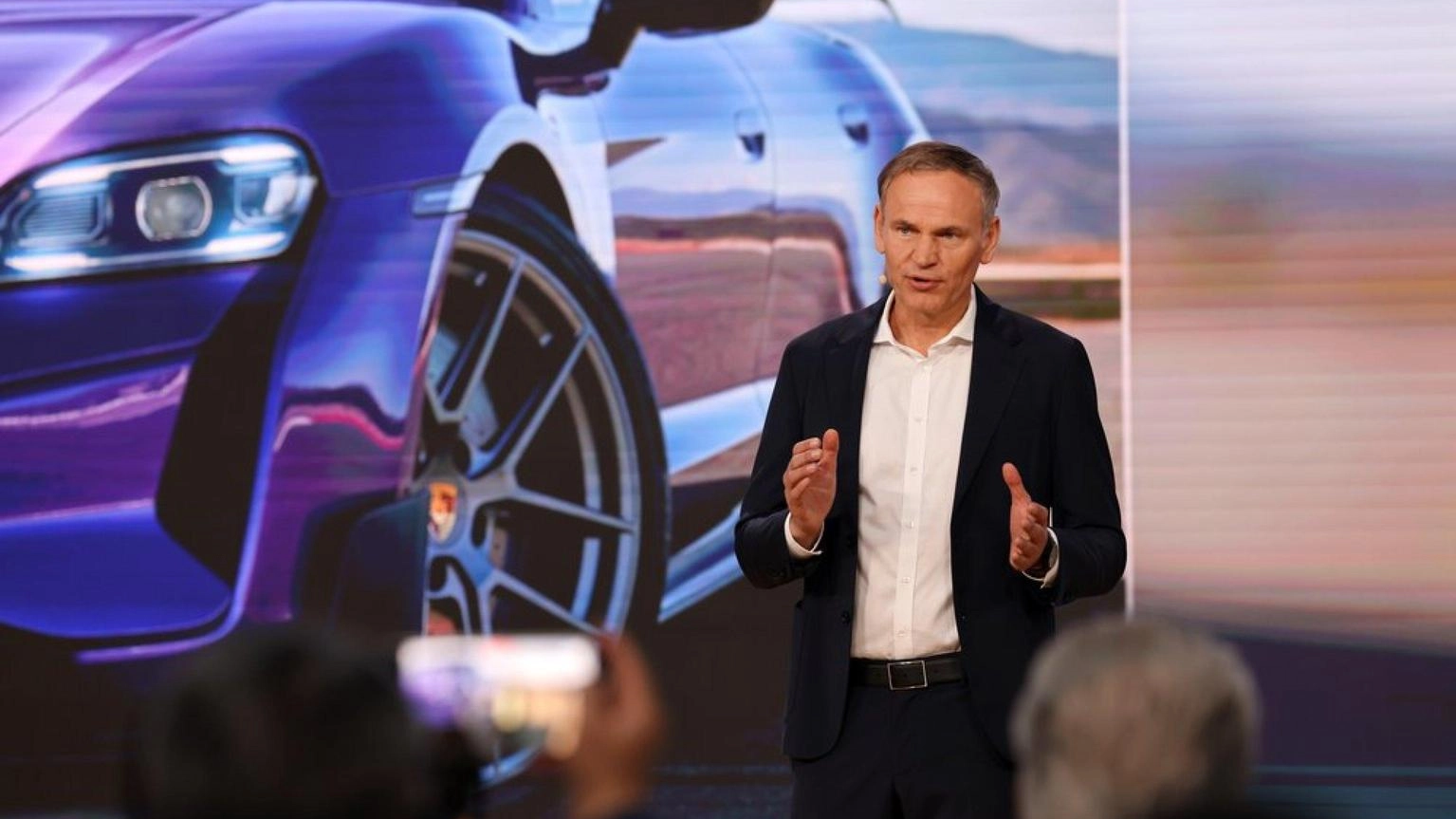 Porsche punta sull'elettrico, conti in crescita nel 2023