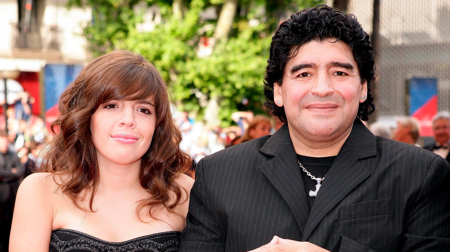 Diego Armando Maradona con la figlia Dalma in una foto del 2005 a Cannes
