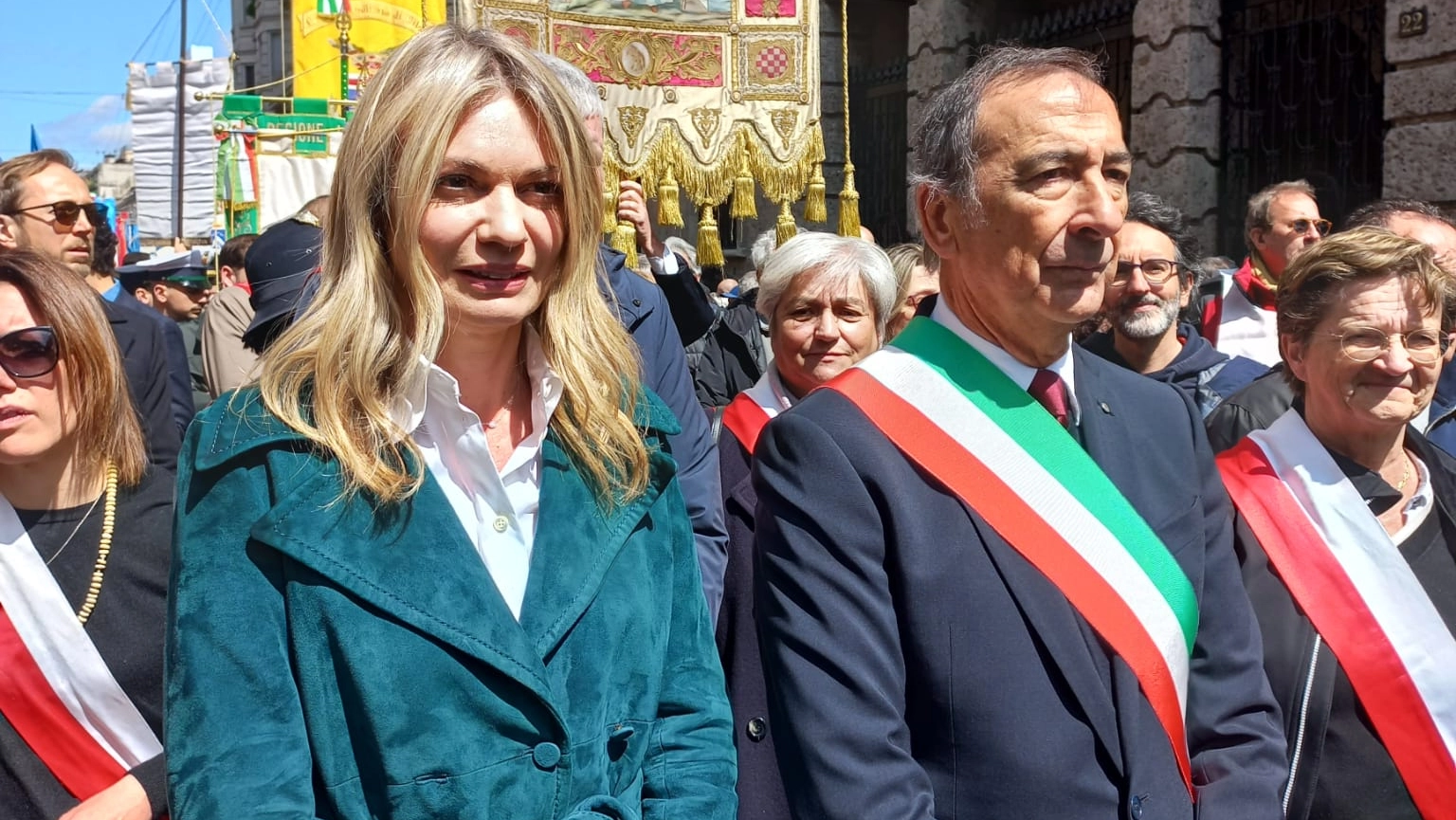 Il sindaco Giuseppe Sala insieme alla compagna al corteo del 25 aprile a Milano