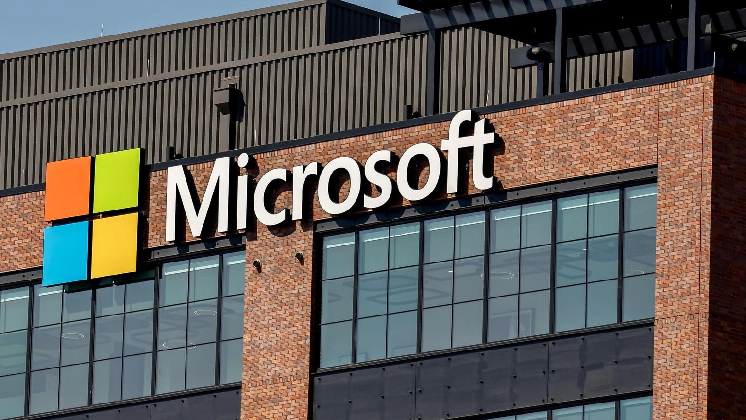 Microsoft investe 1,5 miliardi dollari nell'IA degli Emirati