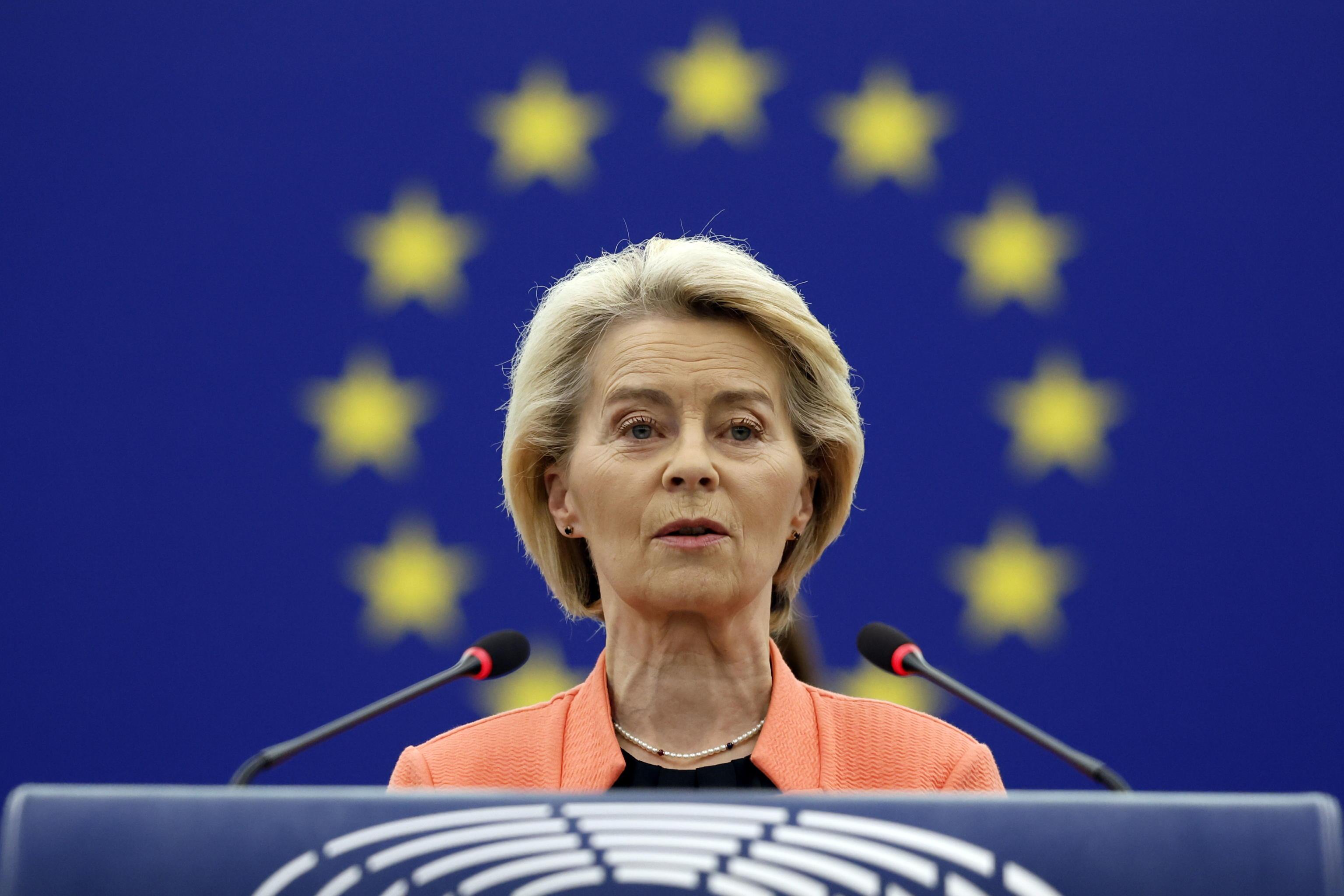 Voto di sfiducia su Von der Leyen, lei attacca i sovranisti: “Sono burattini di Putin” Voto di sfiducia su Von der Leyen, lei attacca i sovranisti: “Sono burattini di Putin”