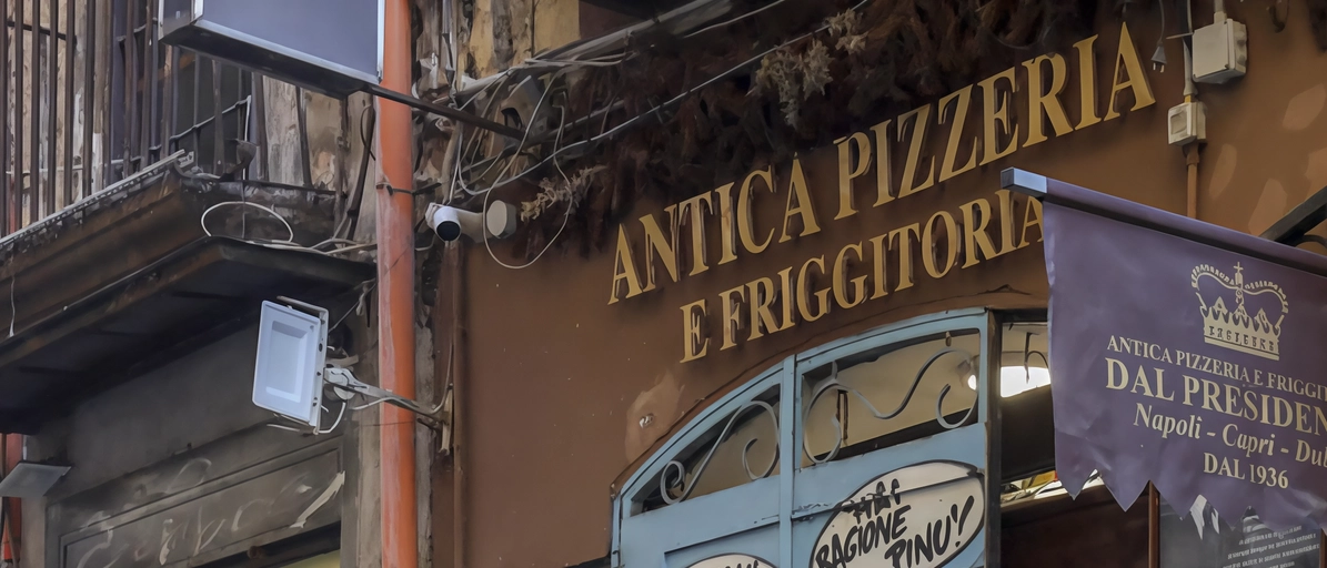 La camorra coinvolta nella gestione della celebre pizzeria 'Dal presidente' a Napoli, arrestate cinque persone per riciclaggio, sequestro beni per 3,5 milioni.