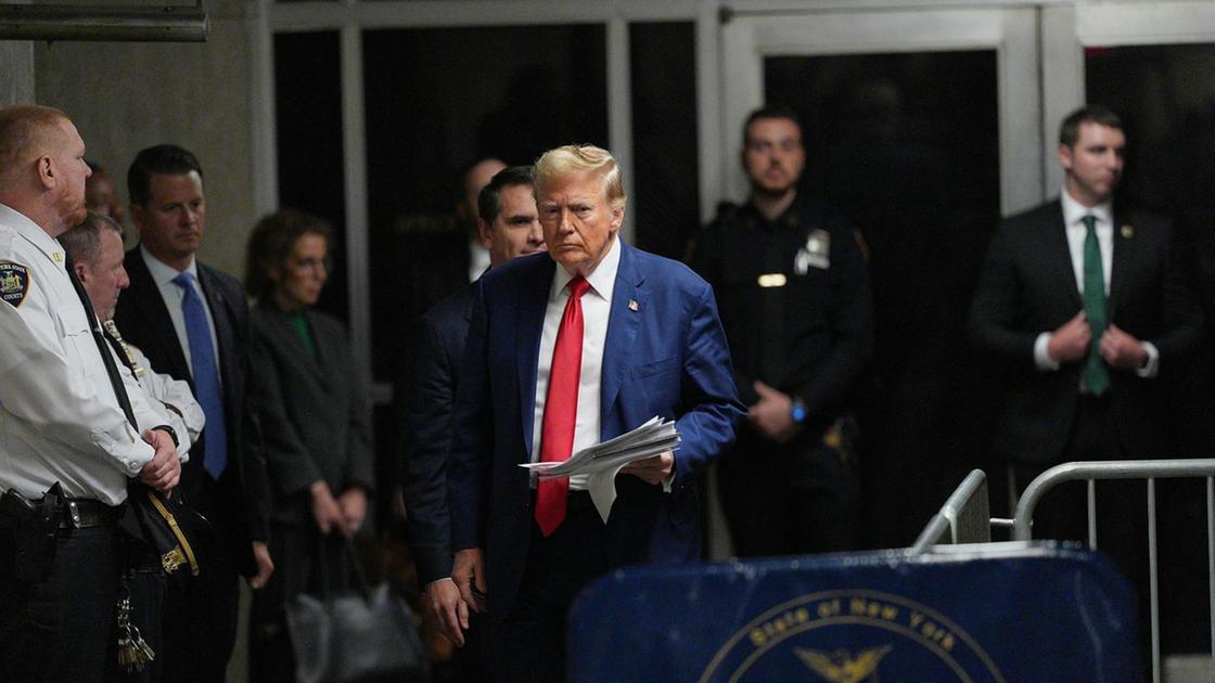 Trump, costretto a New York da processo show, dietro c