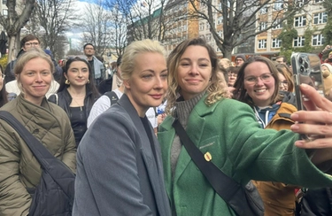 Selfie, fiori e abbracci. Navalnaya a Berlino: "Ho scritto Alexei"