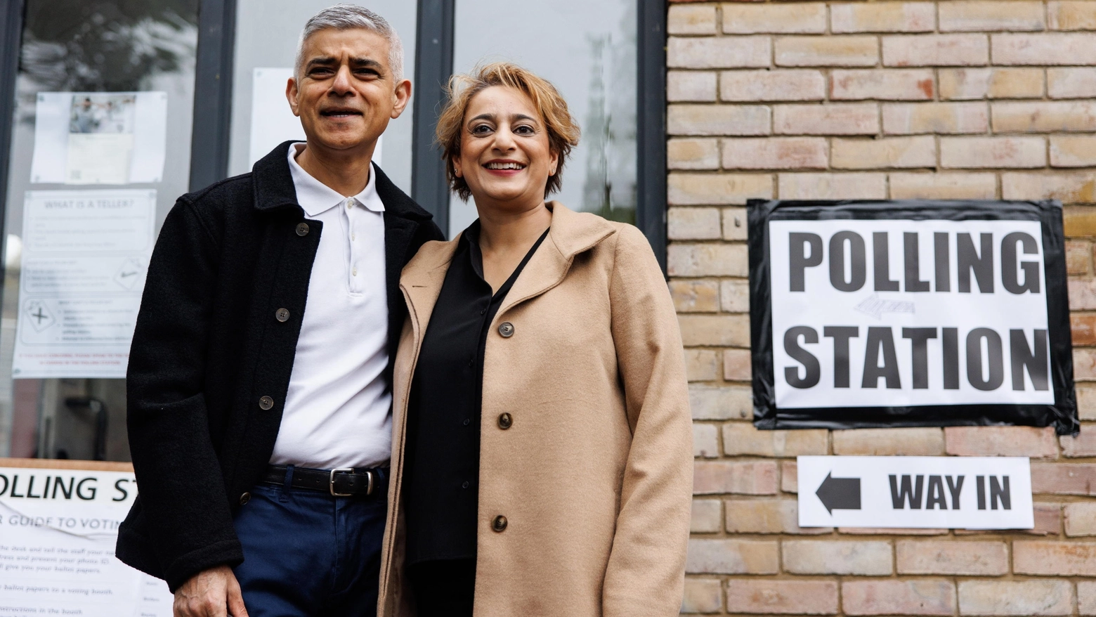 Il sindaco di Londra, Sadiq Khan, con la moglie al seggio elettorale (Ansa)