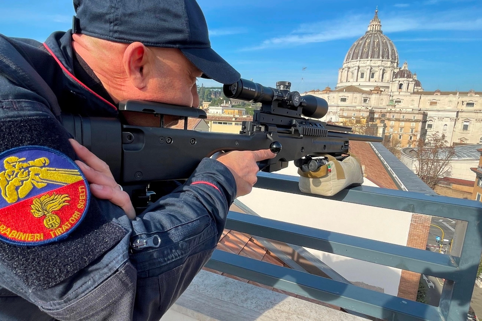 Un tiratore scelto dei carabinieri appostato su un tetto a Roma