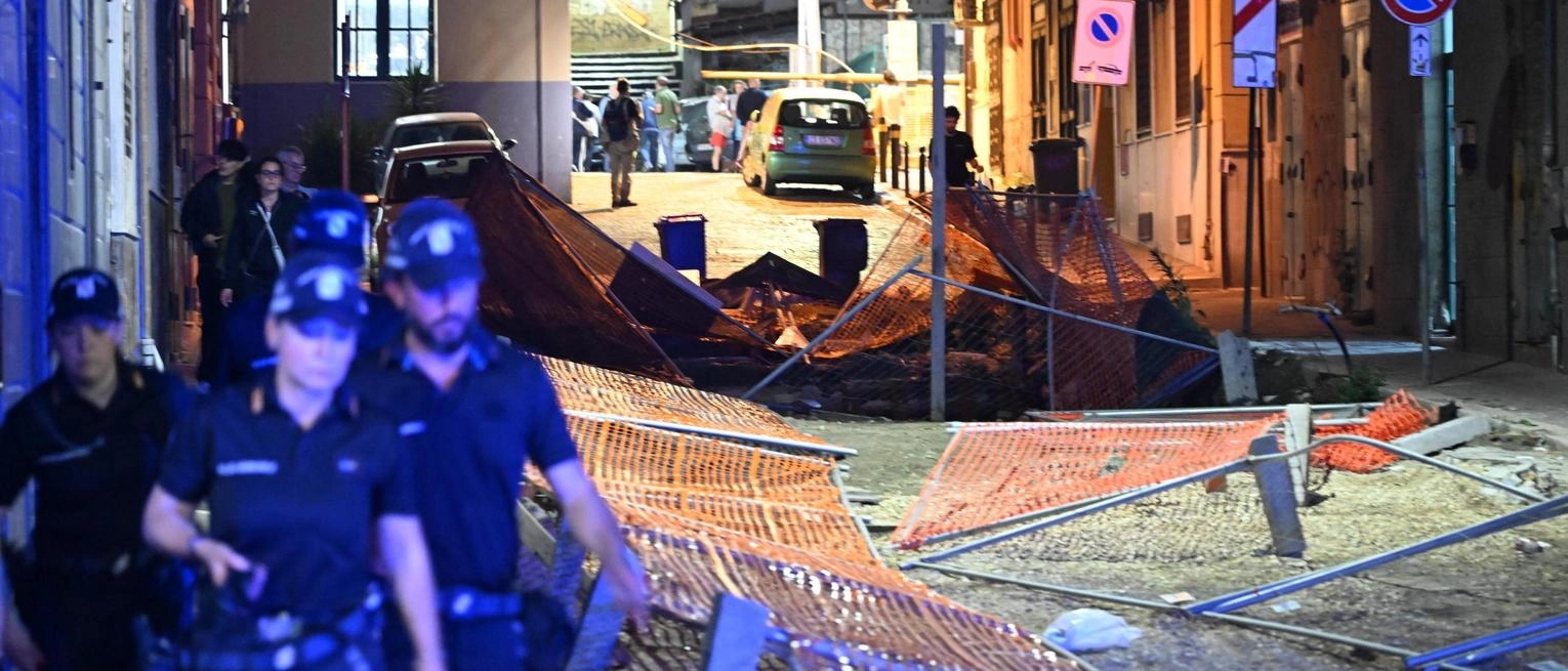 Terremoto di magnitudo 4.4 ai Campi Flegrei, il più forte da 40 anni. Napoli sotto shock, gente in strada e case danneggiate. Protezione civile attiva, nessun ferito. Scuole chiuse, accertamenti in corso.