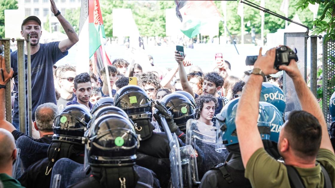 Tensione al Salone del libro di Torino: manifestanti pro Gaza sfondano i cancelli