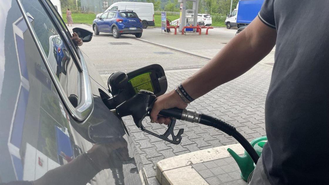 Prezzi fermi per i carburanti, benzina al self a 1,883 euro
