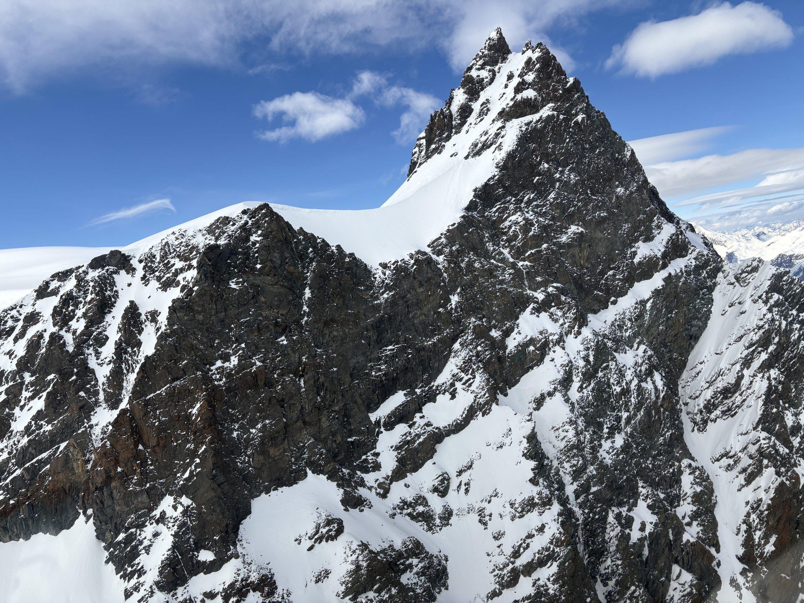 Svizzera, cinque alpinisti trovati morti sul ghiacciaio Adler Svizzera, cinque alpinisti trovati morti sul ghiacciaio Adler