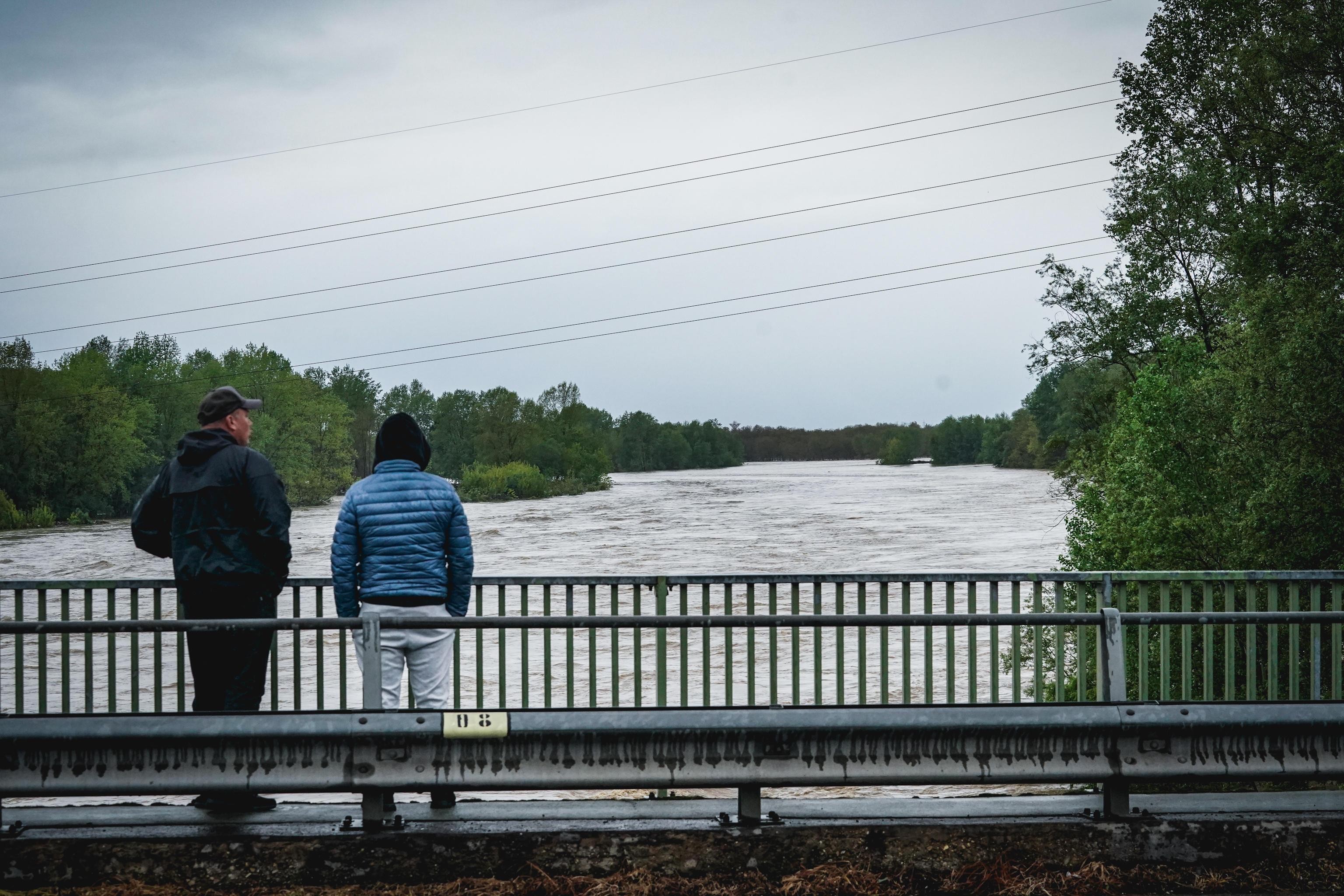 Il maltempo si sposta a Est. Due dispersi, padre e figlio trascinati via da un torrente nel Vicentino. Allarme rosso per la piena del Po Il maltempo si sposta a Est. Due dispersi, padre e figlio trascinati via da un torrente nel Vicentino. Allarme rosso per la piena del Po
