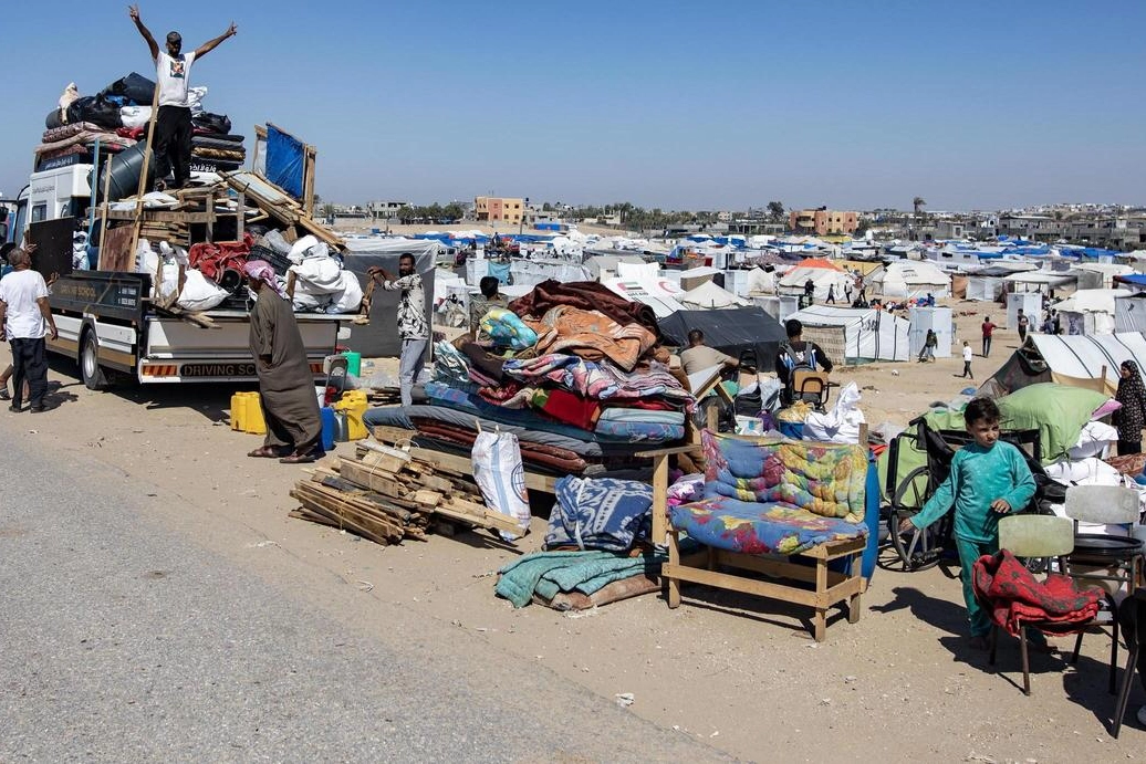 I profughi palestinesi lasciano la città di Rafah