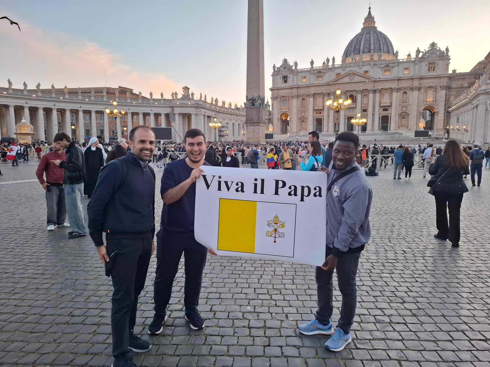 La pace conquista i fedeli. Speranza per le parole di Leone XIV. I negozianti: “I gadget fra due giorni” La pace conquista i fedeli. Speranza per le parole di Leone XIV. I negozianti: “I gadget fra due giorni”