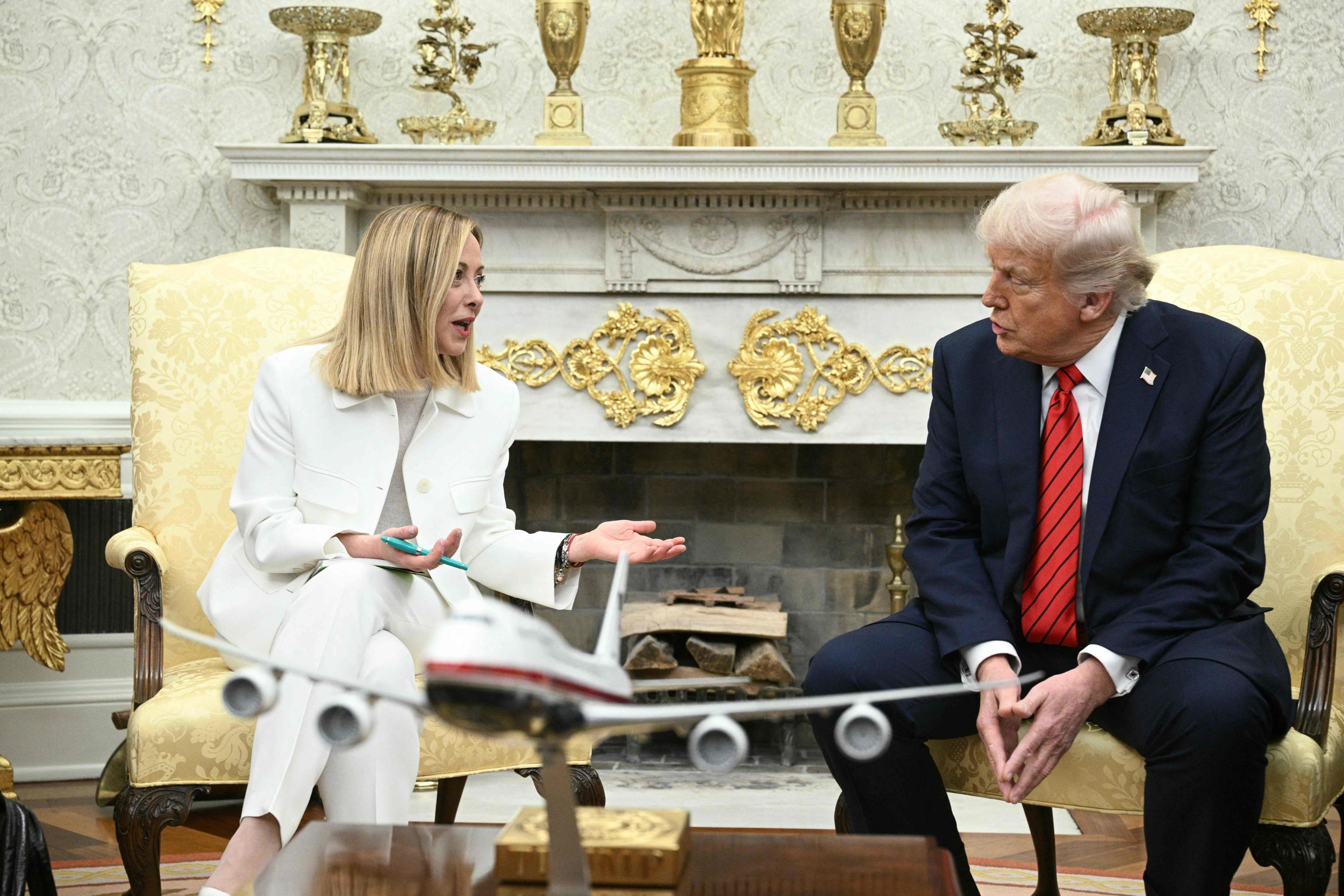 Trump e Meloni: spiragli per un accordo sui dazi tra USA e UE Trump e Meloni: spiragli per un accordo sui dazi tra USA e UE