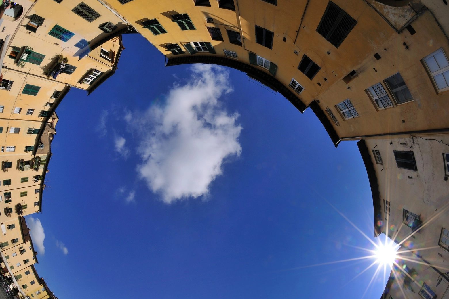 Piazza Anfiteatro e il cielo sopra Lucca