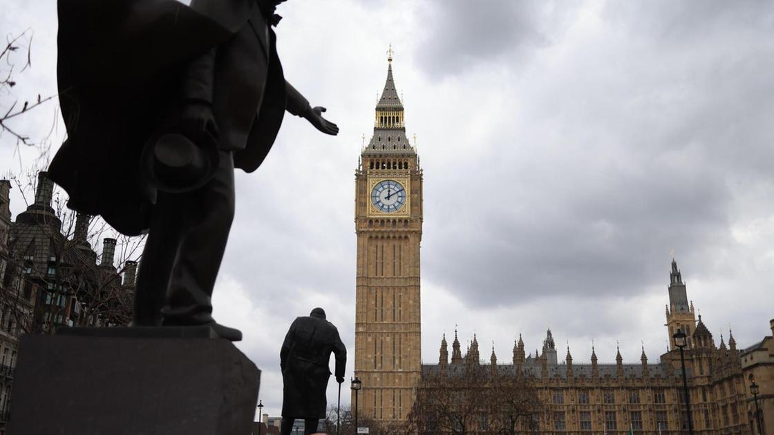 Migranti, il parlamento del Regno Unito approva il piano Ruanda