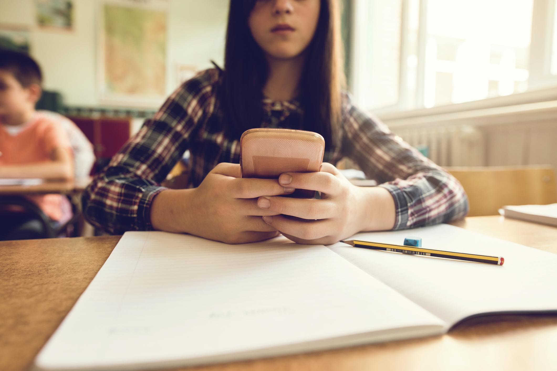 Cellulari vietati alle scuole superiori (poche eccezioni): cosa dice la circolare di Valditara Cellulari vietati alle scuole superiori (poche eccezioni): cosa dice la circolare di Valditara