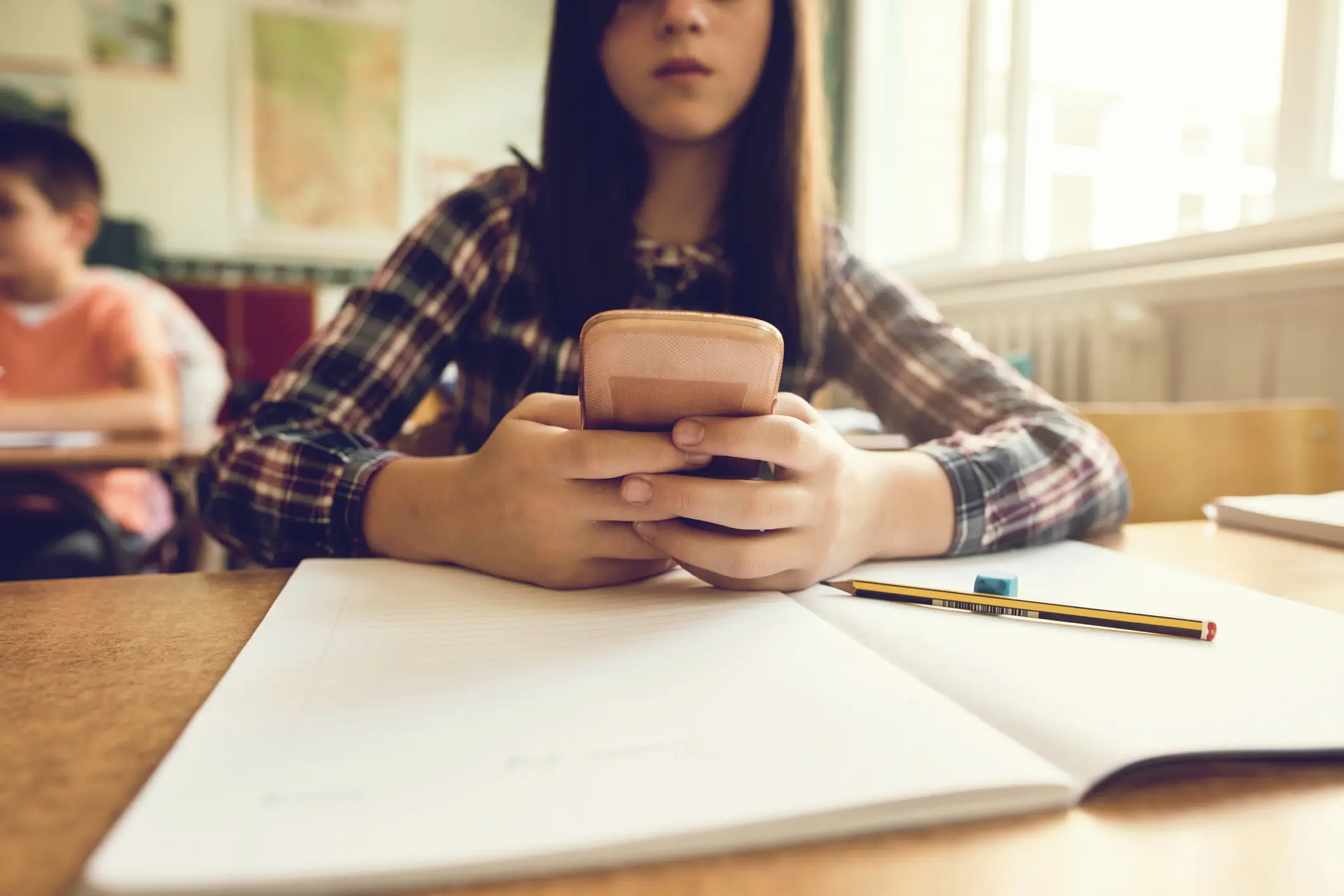 Cellulari vietati alle scuole superiori (poche eccezioni): cosa dice la circolare di Valditara