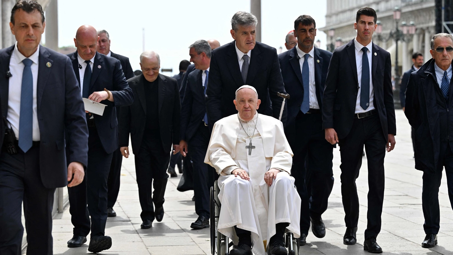 Bergoglio mentre raggiunge la motovedetta della guardia di finanza a Bacino San Marco di Venezia