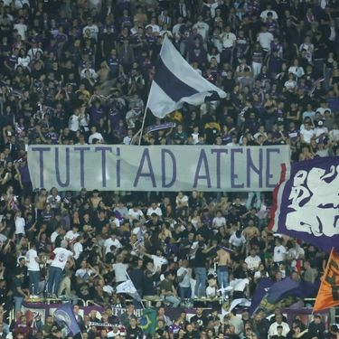 “Tutti ad Atene”. Fiorentina, la carica della Curva Fiesole per la finale di Conference League