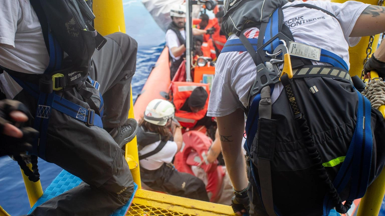 Si rovescia barca, 45 migranti in mare soccorsi da ong