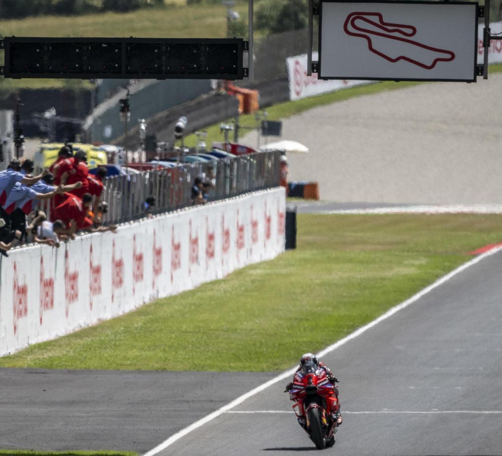 Rallentare per vincere. Dal rettilineo alla curva una frenata senza eguali Rallentare per vincere. Dal rettilineo alla curva una frenata senza eguali