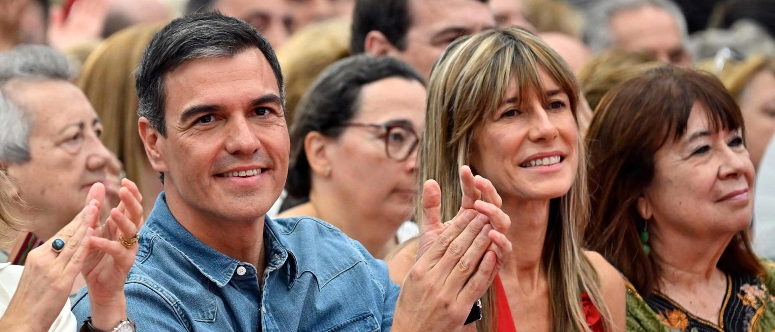 Il premier spagnolo Pedro Sanchez ha annunciato di continuare alla guida del governo di Spagna dopo una pausa di riflessione, denunciando campagna diffamatoria contro sua moglie.