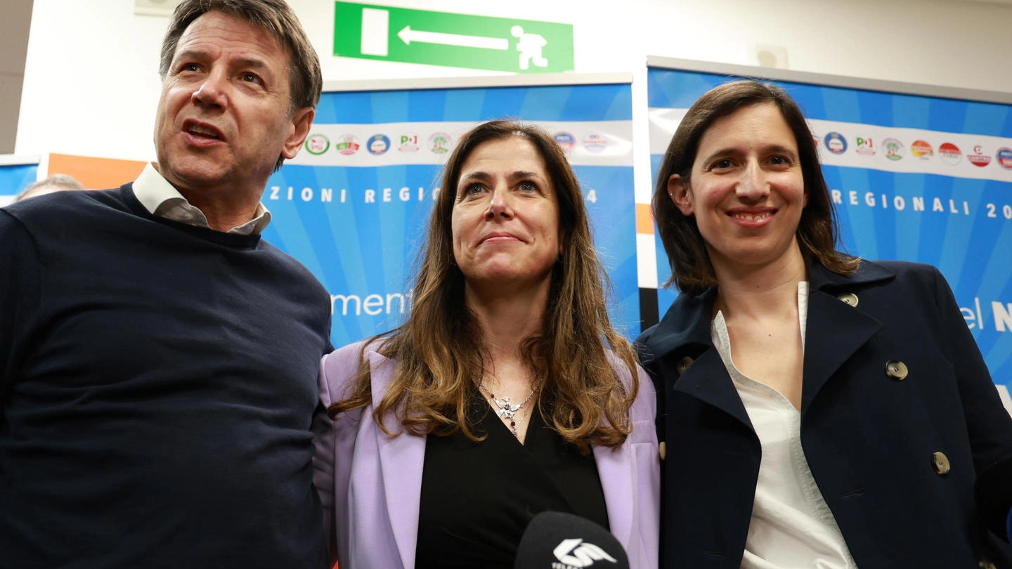 Il leader M5s, Giuseppe Conte, la presidente della Sardegna Alessandra Todde e la segretaria Pd, Elly Schlein