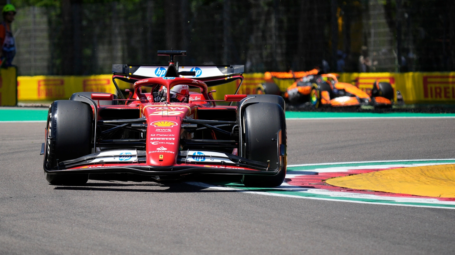 Dopo un ottimo venerdì, la Rossa si conferma anche nell’ultima sessione di prove. Ancora in difficoltà Max Verstappen con la Red Bull. Brutto incidente per Fernando Alonso
